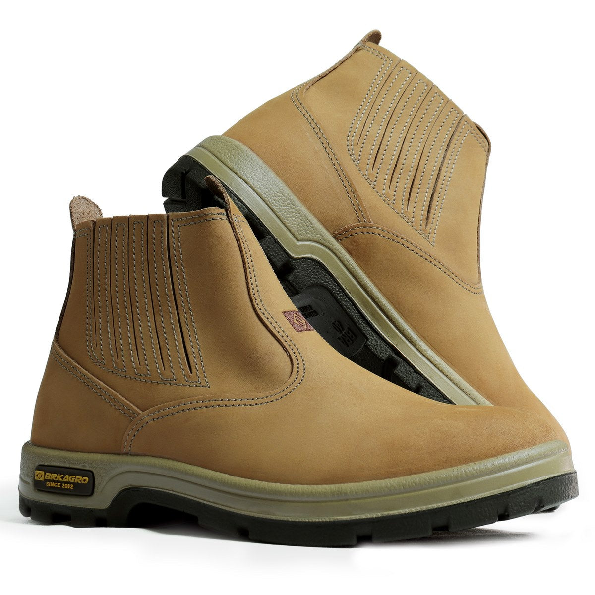 Botas de trabalho em couro bege com solado antiderrapante e detalhes costurados