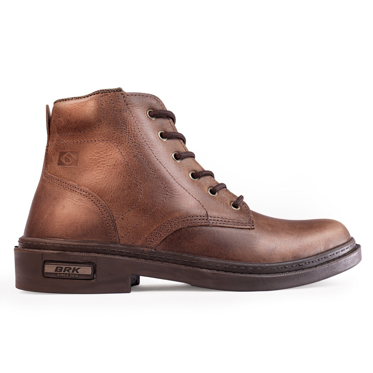 Bota masculina de couro marrom com cadarço, sola grossa e detalhe BRK no salto