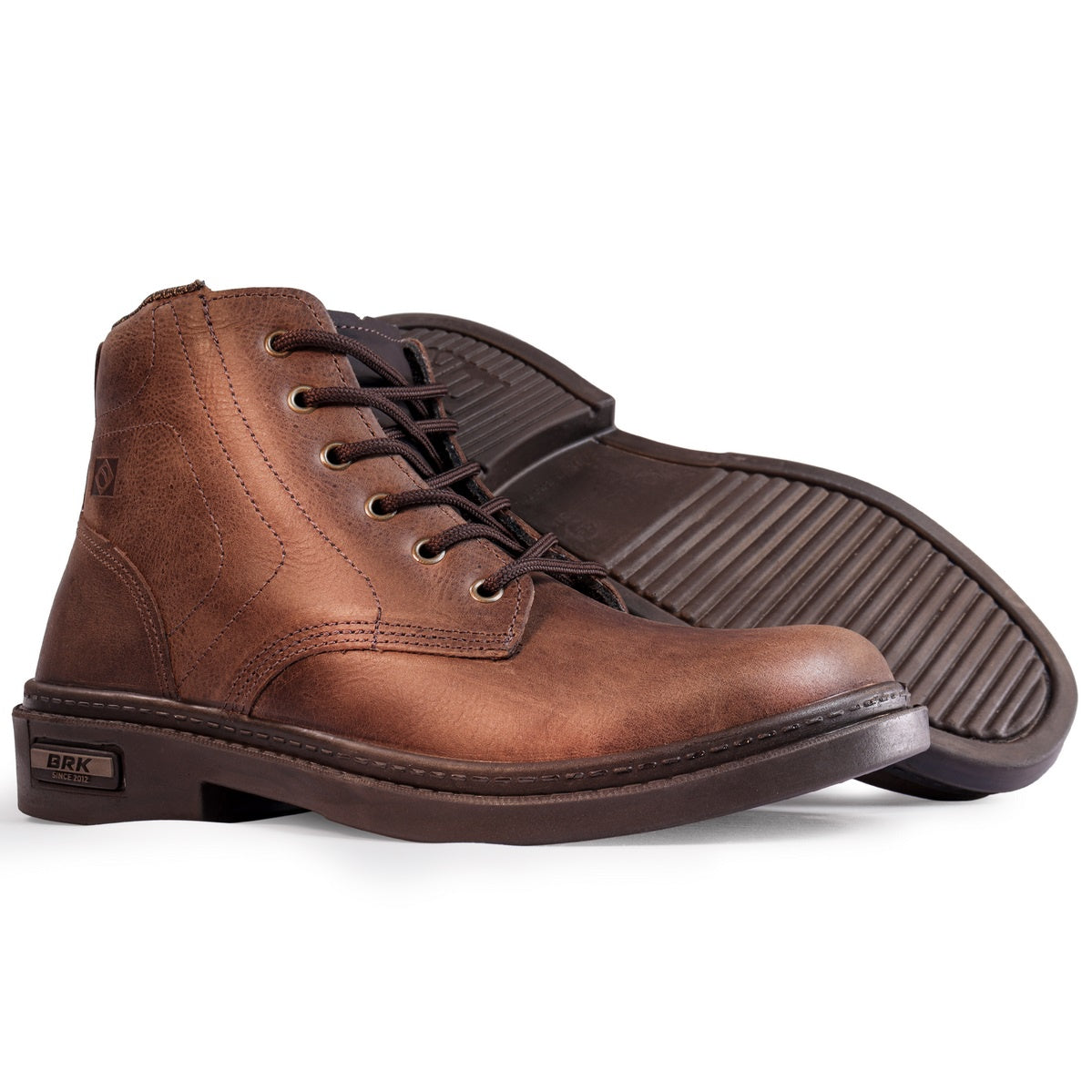 Botas masculinas de couro marrom com cadarço e sola antiderrapante em fundo branco
