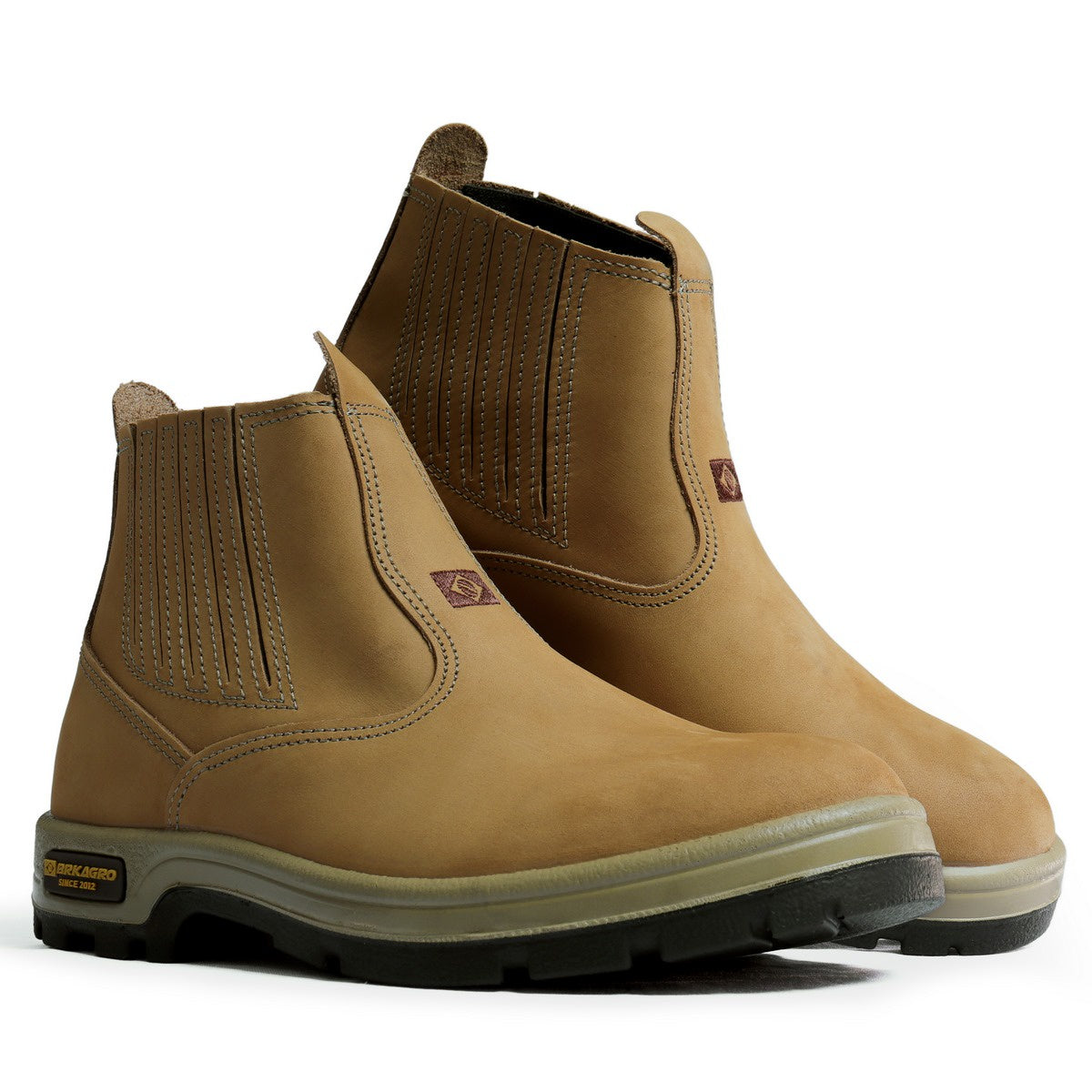 Bota estilo Chelsea marrom claro com sola antiderrapante preta e etiqueta BRK AGRO