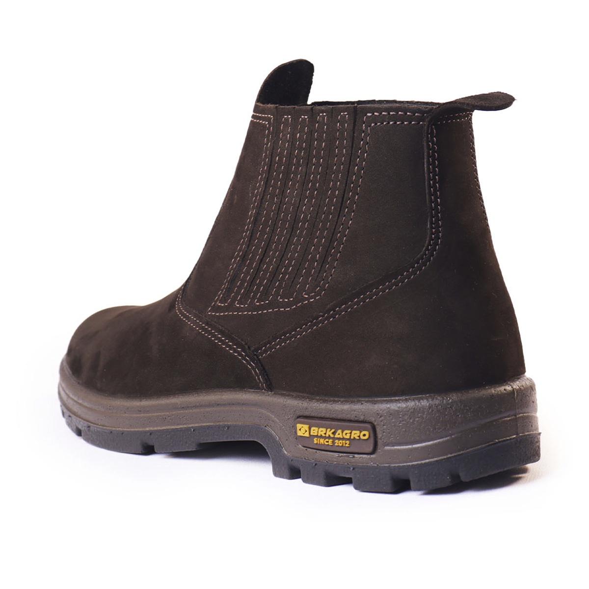 Bota preta de couro com solado antiderrapante da marca BRKAGRO vista lateral em fundo branco