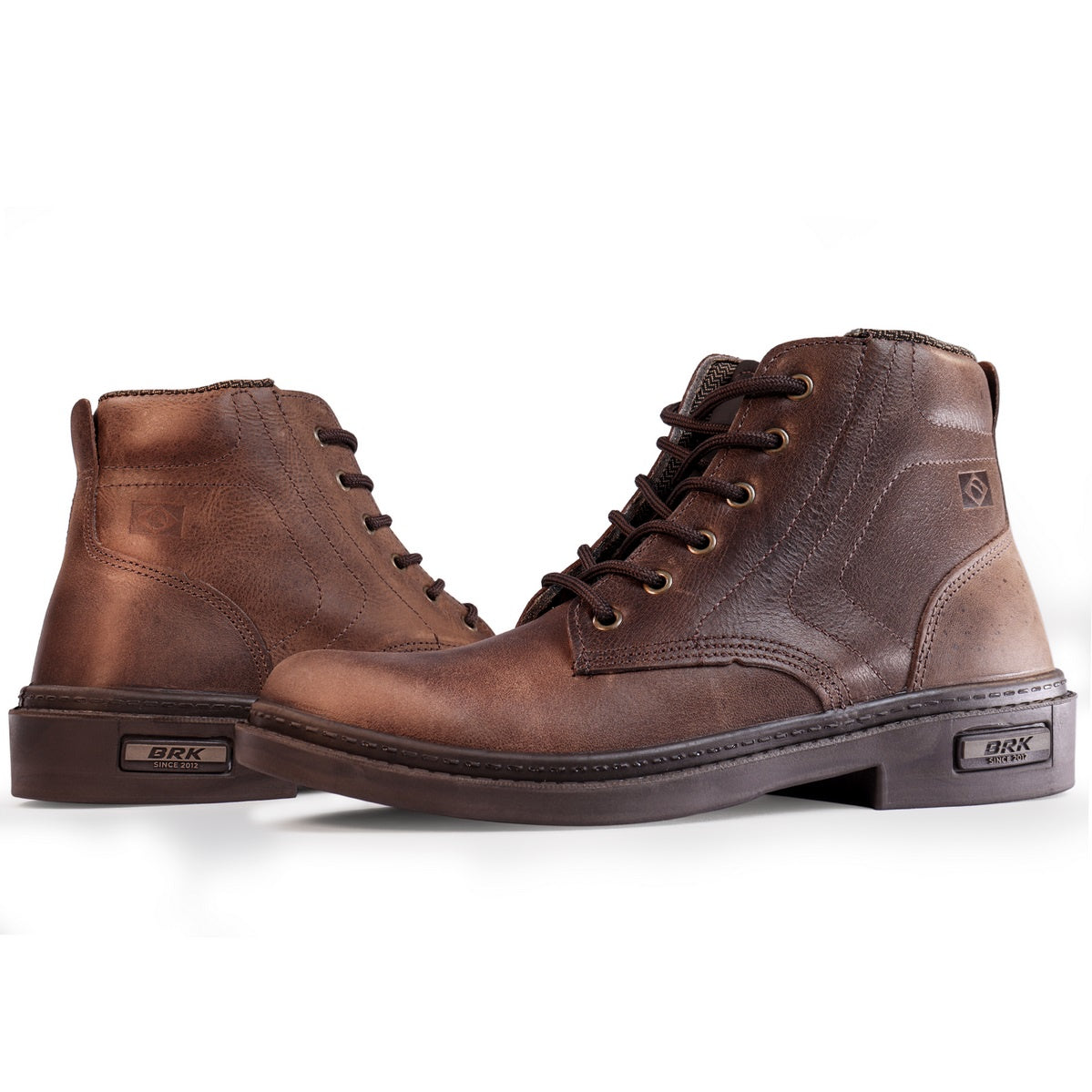 Botas masculinas de couro marrom com cadarço, sola escura e detalhe BRK na lateral